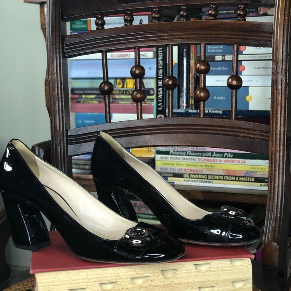 Black patent leather Prada pumps with silver butto - Picture 4 of 8